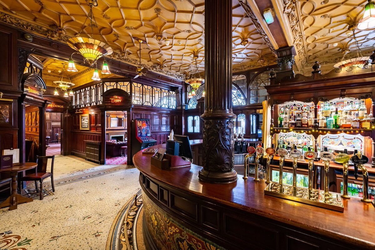 crown liquor saloon pub (1)